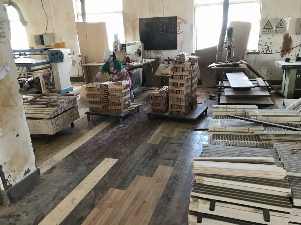 中国の大連の家具製造工場