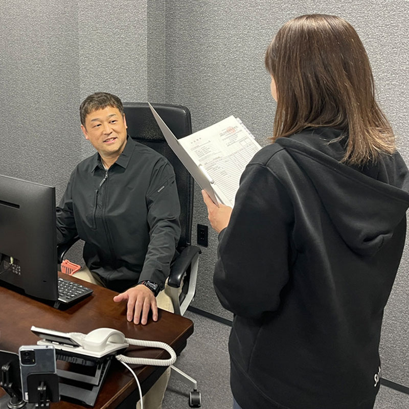 先輩社員によるマンツーマンでの業務