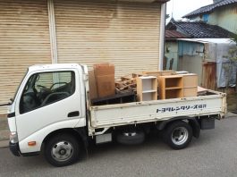 会社の使わないものをトラックで捨てる