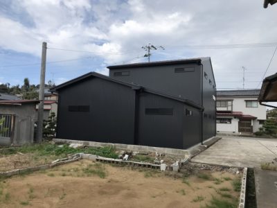 すててこ株式会社　物流倉庫　外観　外壁　黒一色