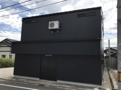 すててこ株式会社　物流倉庫　外観　外壁　黒一色