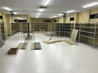 すててこ株式会社　物流倉庫　スチール棚　組み立て