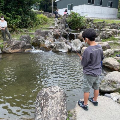 勝山市のフィッシングよこくらで、子供と釣り体験