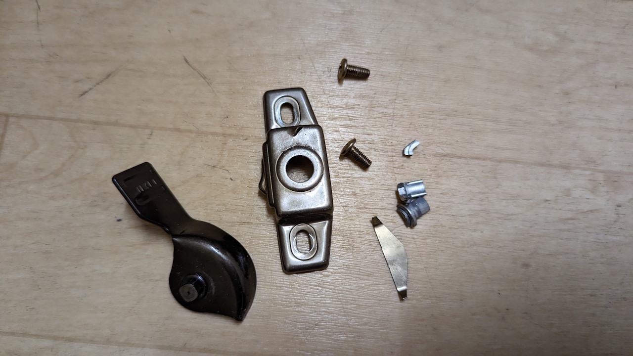 備品倉庫のアルミサッシのクレセント錠が壊れました…ので直しました