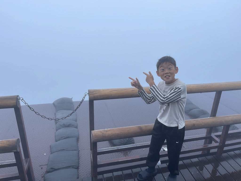 富士山の山小屋「東洋館」。雲で景色が見えない。