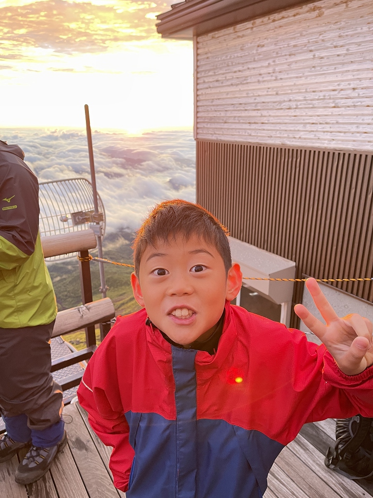 富士山で御来光を見て、息子のテンションも高い！