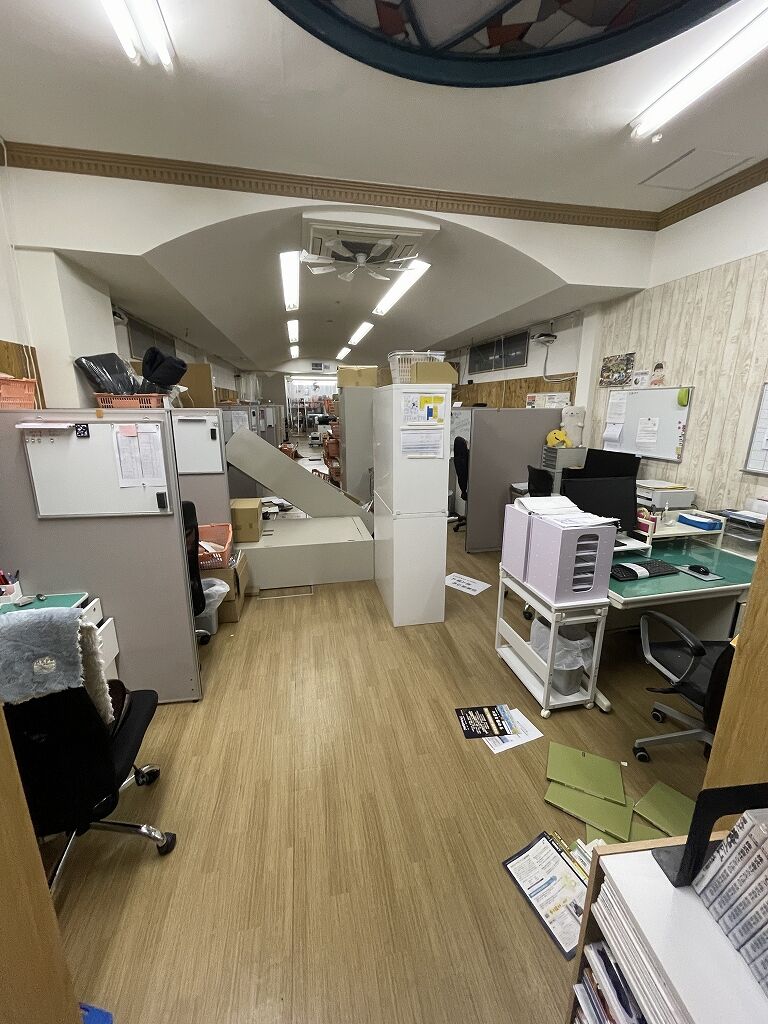 令和６年能登半島地震で事務所の書棚が倒壊