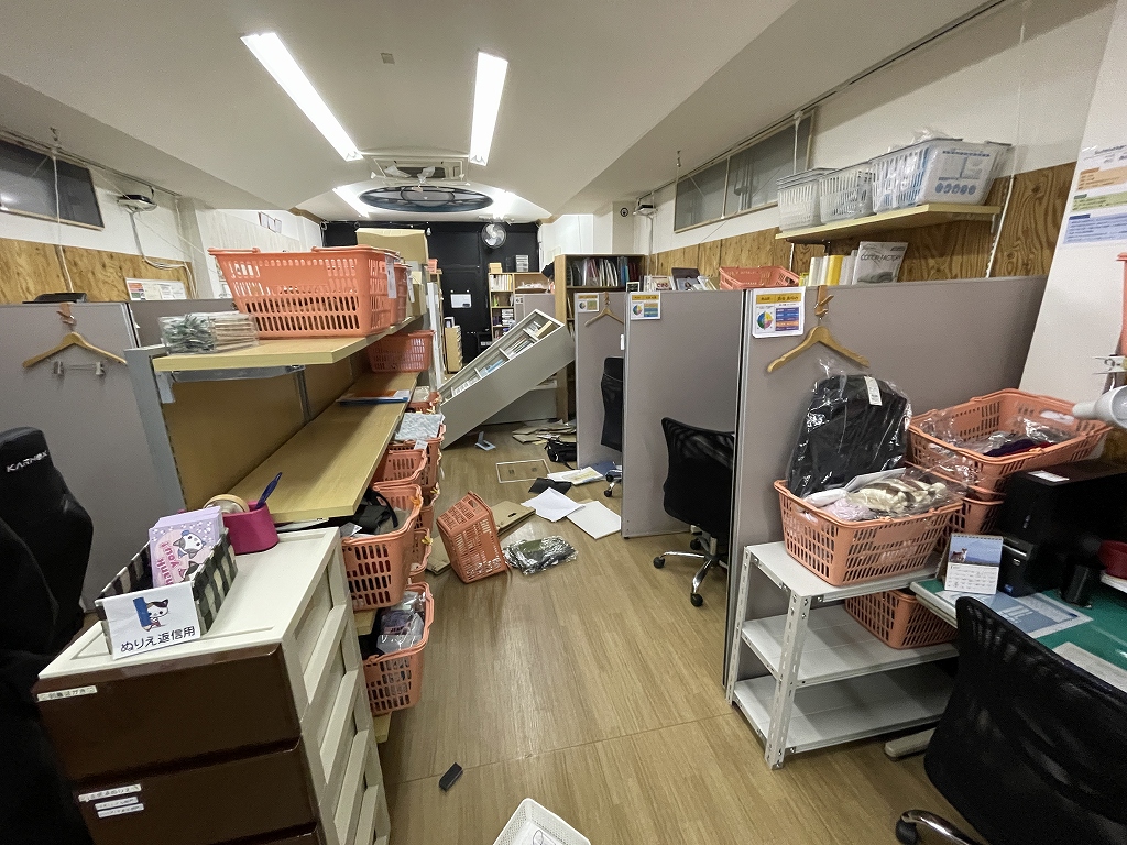令和６年能登半島地震で事務所の書棚が倒壊