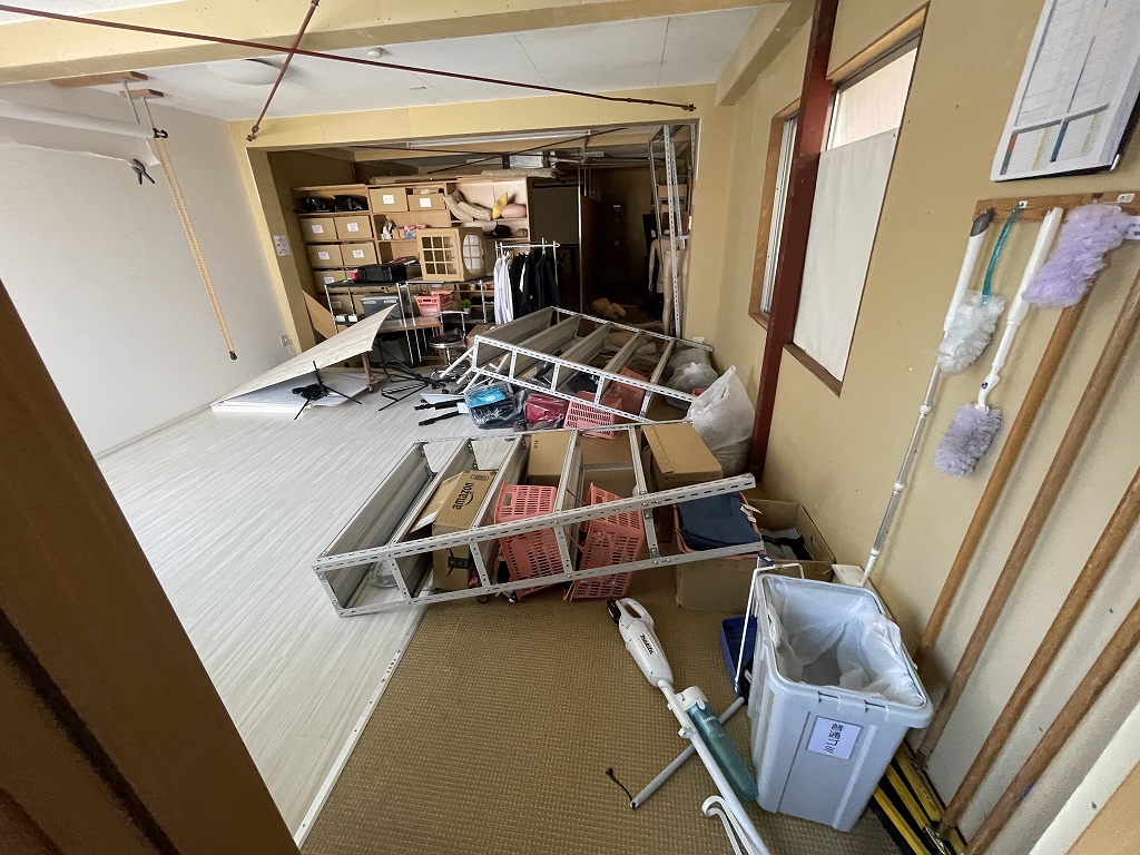 令和６年能登半島地震で事務所の商品棚が倒壊
