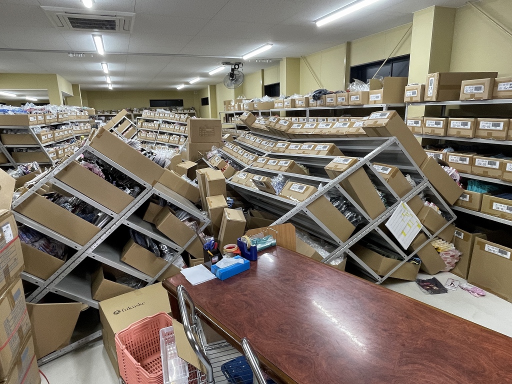 令和６年能登半島地震で倉庫の商品棚が倒壊