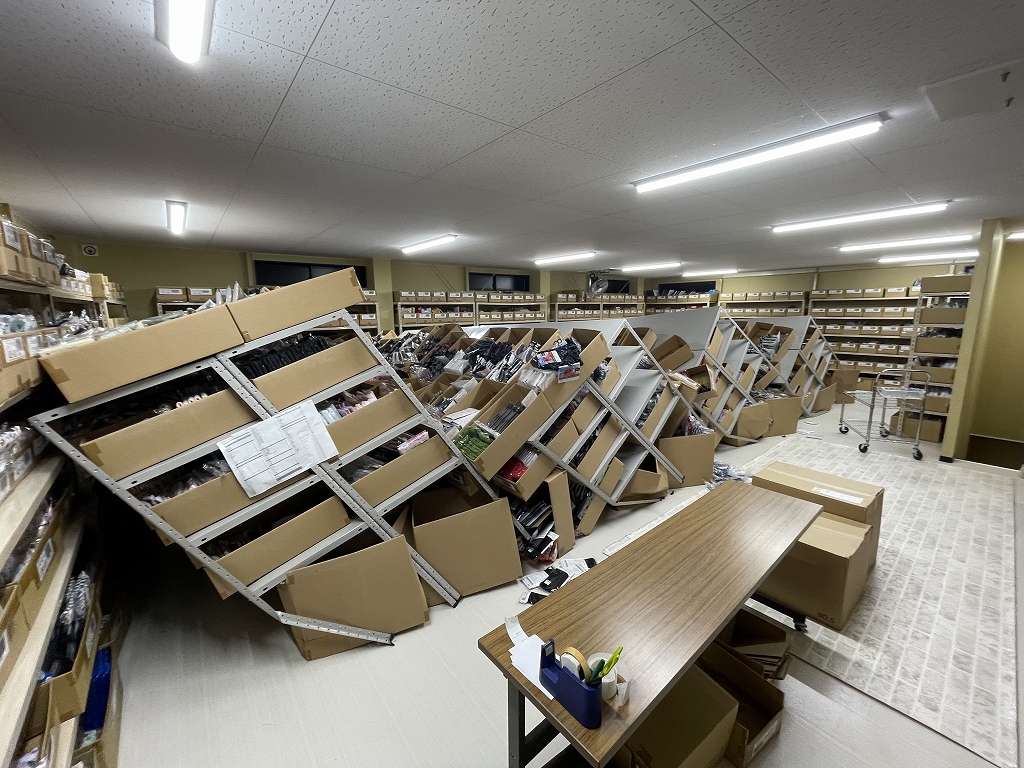 令和６年能登半島地震で倉庫の商品棚が倒壊
