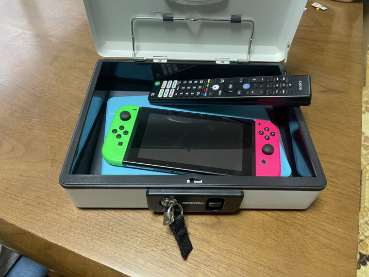 宿題対策としてswitch、タブレット、テレビリモコンの三種の神器を、金庫の中へ。