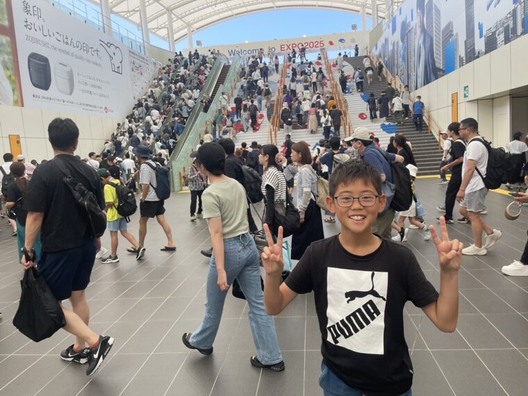 大阪万博の最寄りの夢洲駅は人でいっぱい