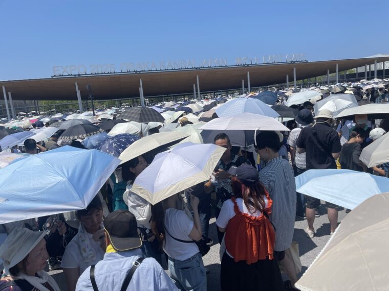 大阪万博の東ゲートも人でいっぱい