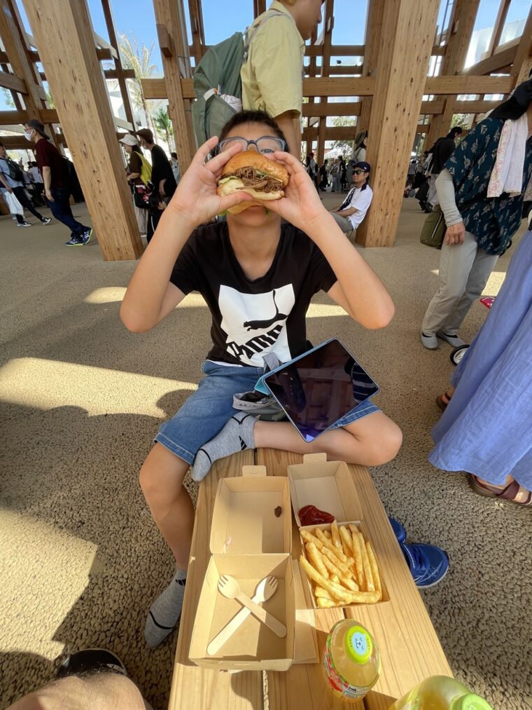 大阪万博のオーストラリアパビリオンのハンバーガーうまい！