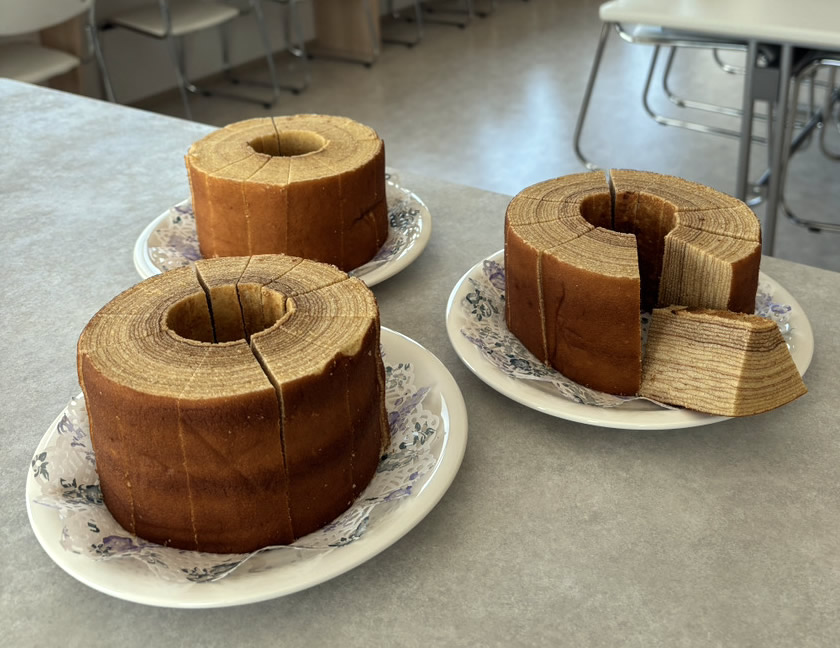 お客様から、サプライズでバームクーヘンの差し入れをいただきました