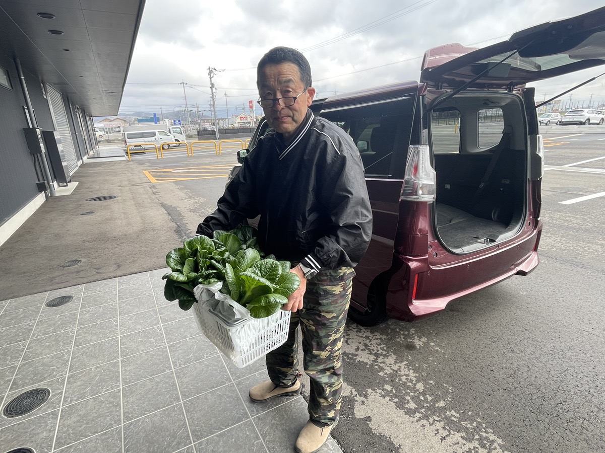 加藤さんが野菜を持って登場