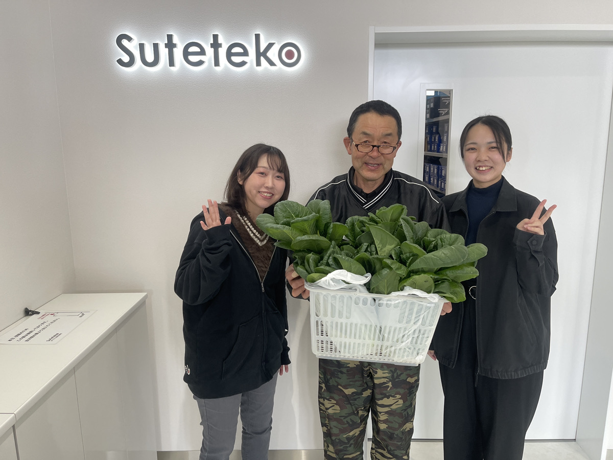 社員と一緒に記念撮影