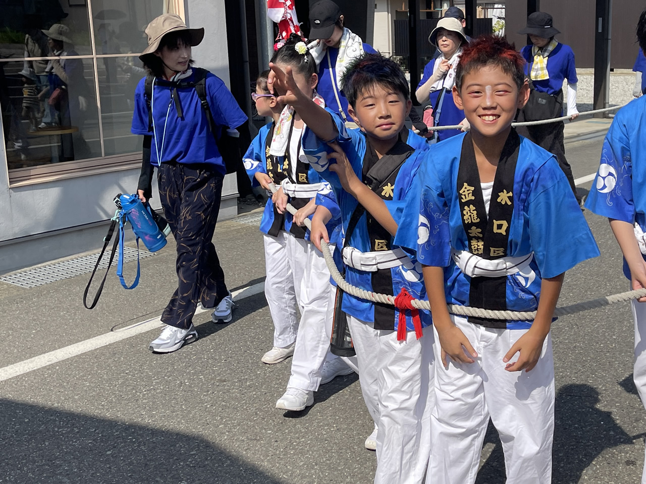 金津祭り会場を巡行する水口区の山車。